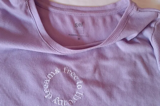 Camiseta lila con bordado