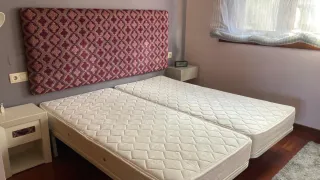 Habitación completa: 2 camas y cabecero+ mesillas.