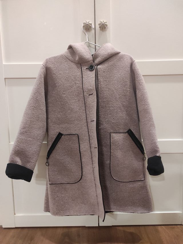 Abrigo rosa con botones, capucha y bolsillos