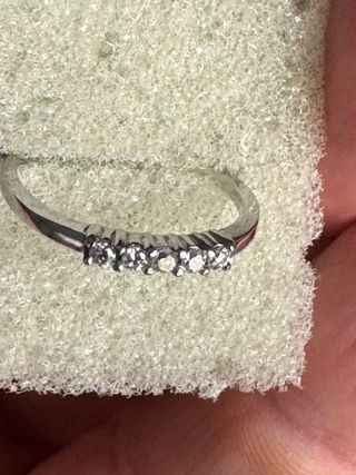 Sortija oro blanco 18 k., y 5 diamantes talla 13