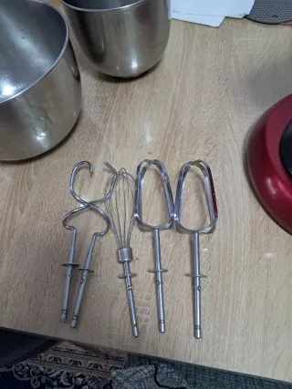 Robot de cocina rojo con accesorios