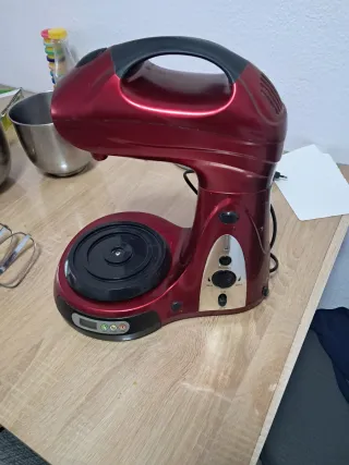 Robot de cocina rojo con accesorios