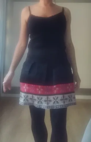 Falda negra con estampado multicolor