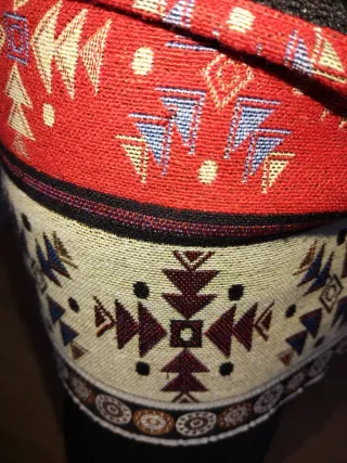 Falda negra con estampado multicolor