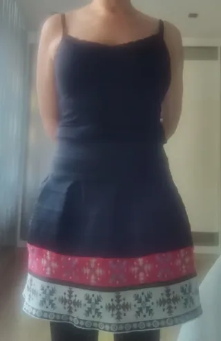 Falda negra con estampado multicolor