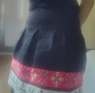 Falda negra con estampado multicolor