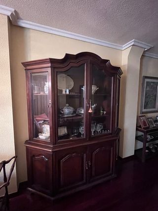 Alacena de madera con vitrina