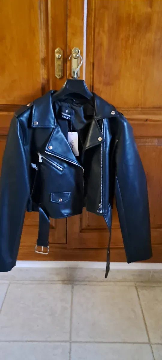 Chaqueta efecto piel talla L. Nueva a estrenar.