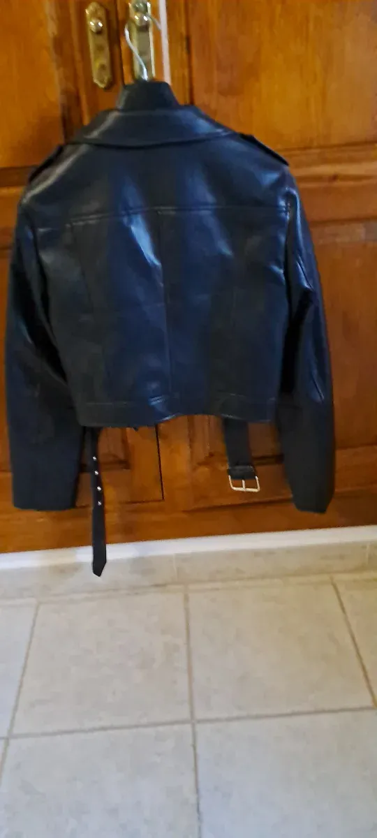 Chaqueta efecto piel talla L. Nueva a estrenar.
