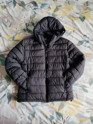 Cazadora negra P&B acolchada con capucha