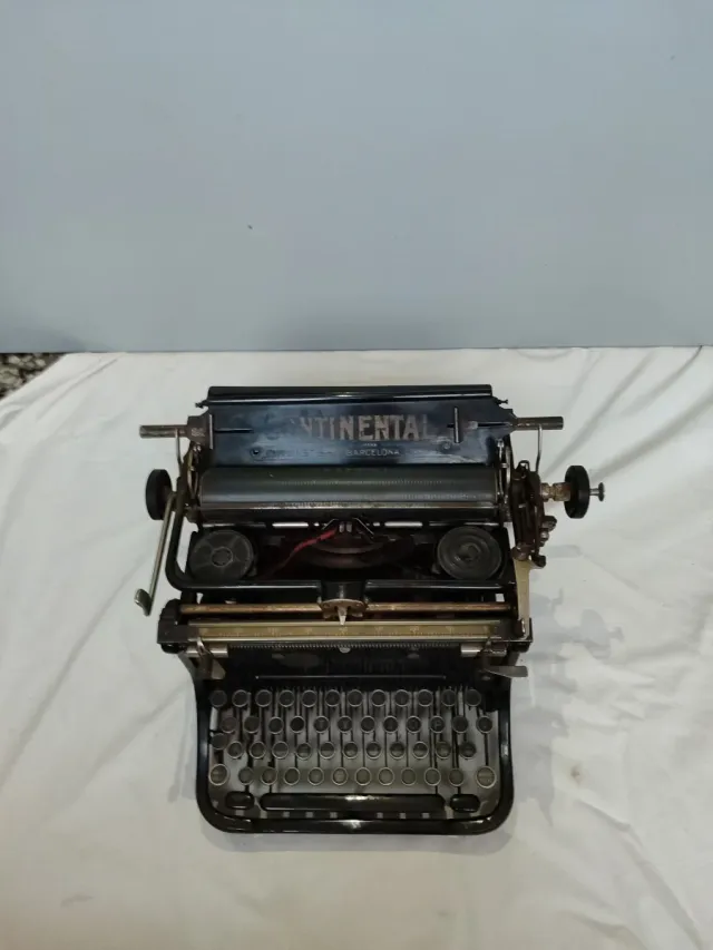 Máquina de escribir antigua Continental