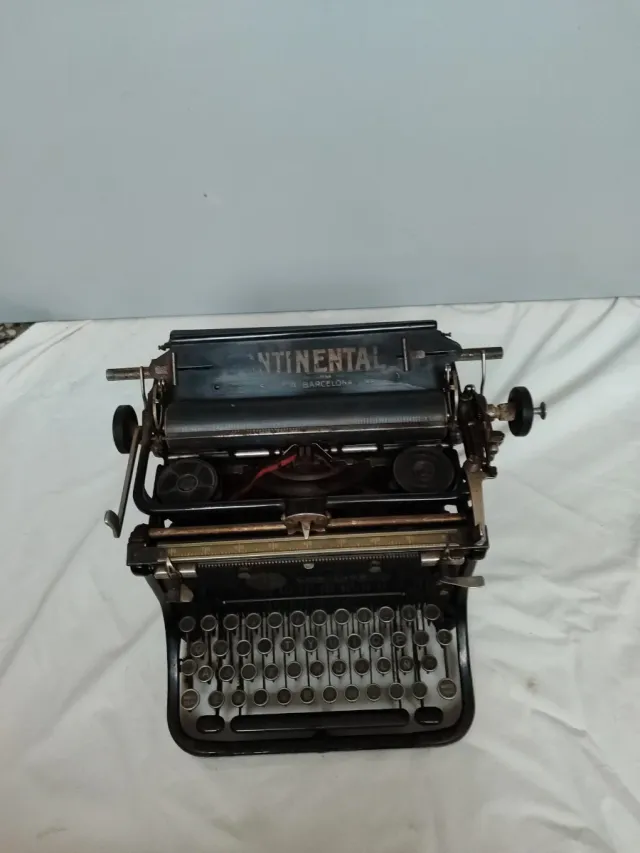 Máquina de escribir antigua Continental