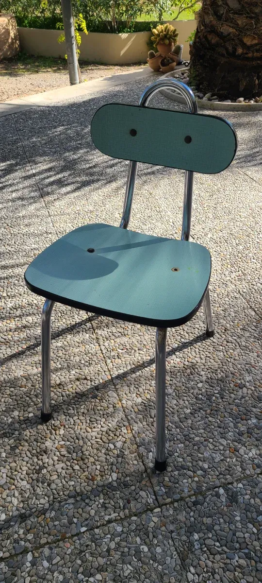 Silla infantil vintage metal y madera.