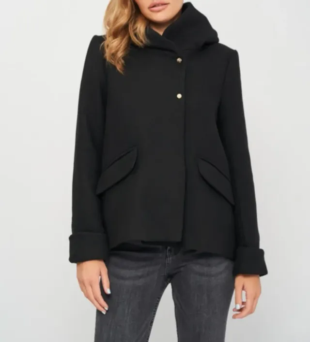 Abrigo negro con capucha