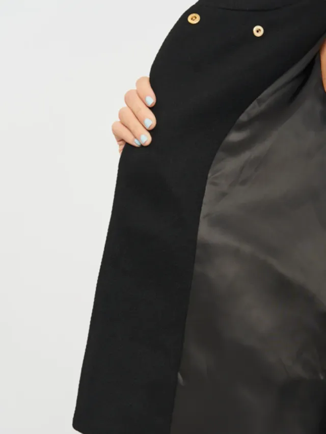 Abrigo negro con capucha