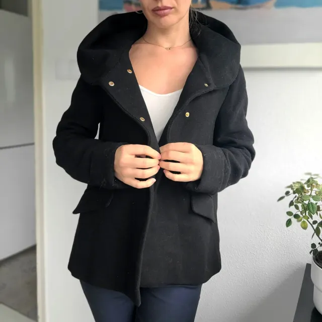 Abrigo negro con capucha