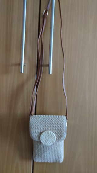 Bolso pequeño tejido con detalle de ratán