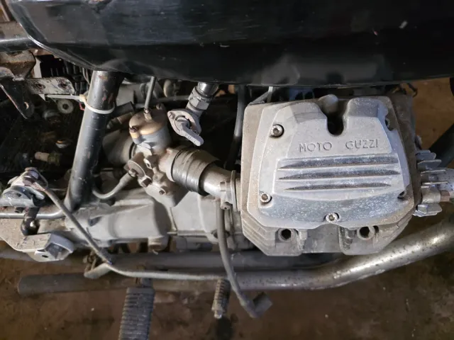Motor Moto Guzzi V50 para reparar.