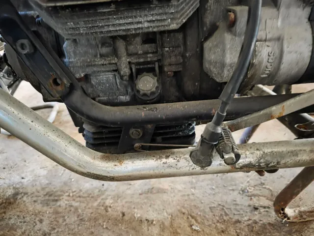 Motor Moto Guzzi V50 para reparar.