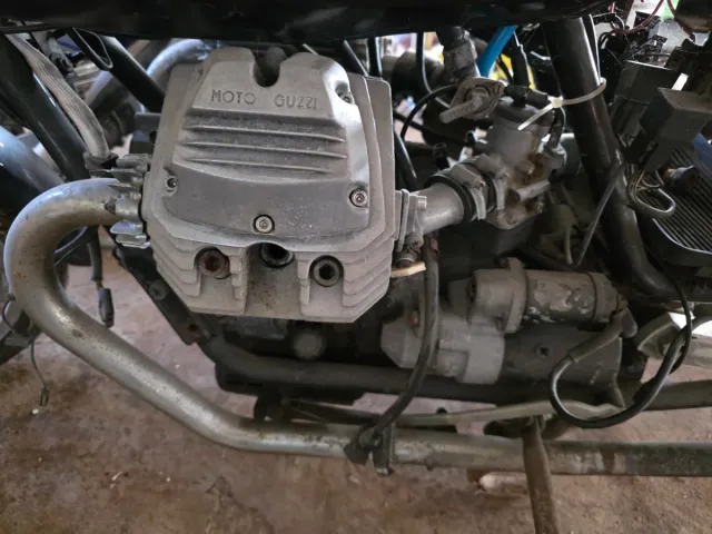 Motor Moto Guzzi V50 para reparar.