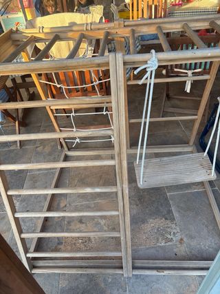 Torre de escalada y columpio de madera