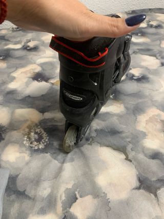 Patines en línea HY SPORTS negros y rojos.