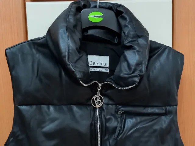 Chaleco polipiel Bershka negro