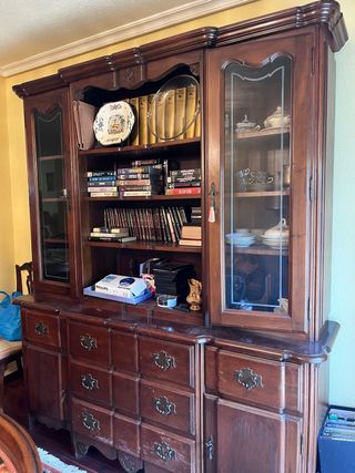 Alacena de madera con vitrina