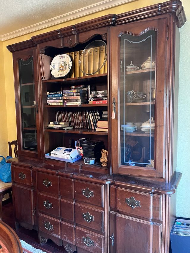 Alacena de madera con vitrina