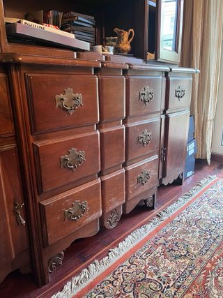 Alacena de madera con vitrina