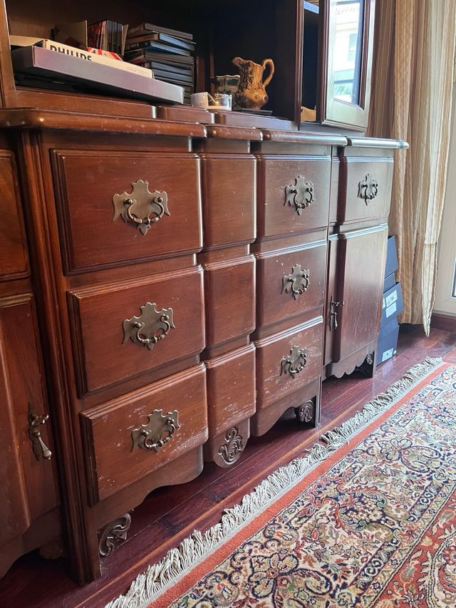 Alacena de madera con vitrina