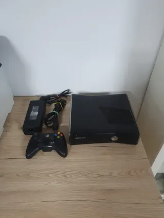 Xbox 360 Slim 250GB + Mando y Cables