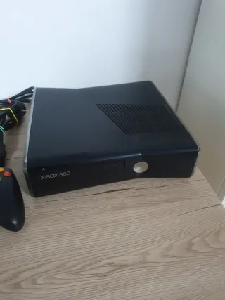 Xbox 360 Slim 250GB + Mando y Cables