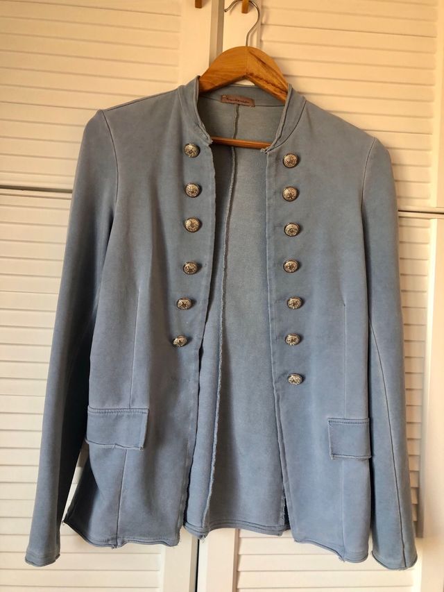 Casaca azul claro con botones plateados
