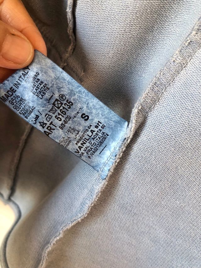 Casaca azul claro con botones plateados