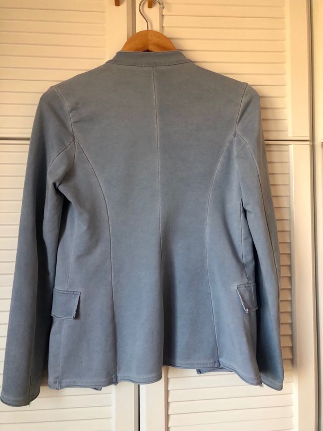 Casaca azul claro con botones plateados