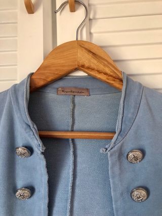 Casaca azul claro con botones plateados