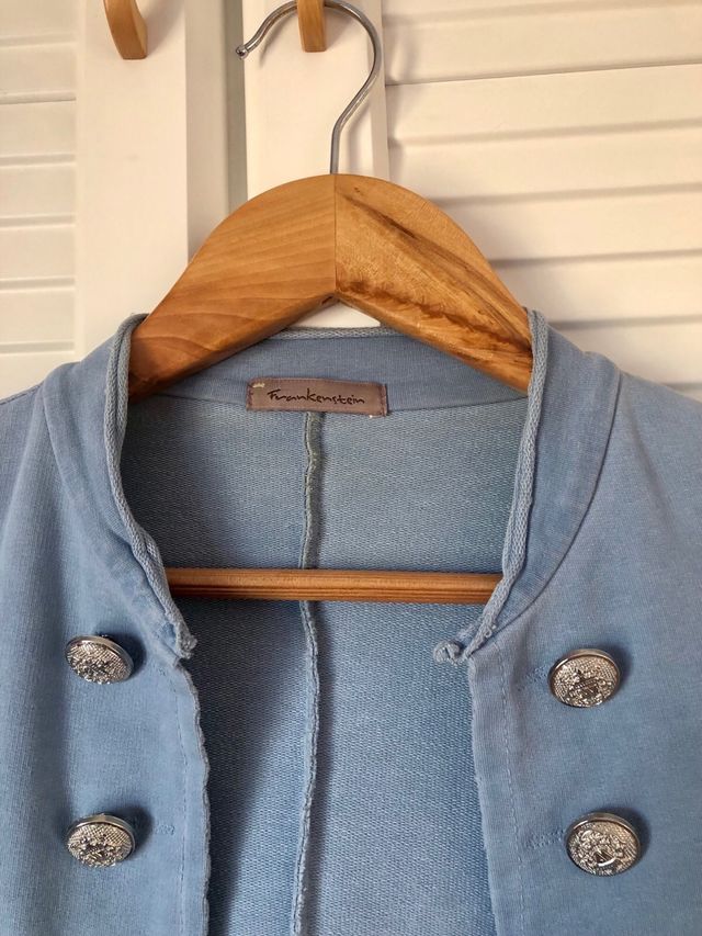 Casaca azul claro con botones plateados