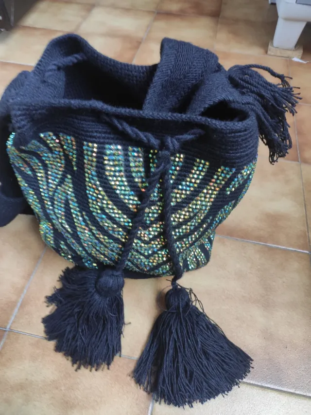 Bolso Wayuu bandolera negro apliques brillantes