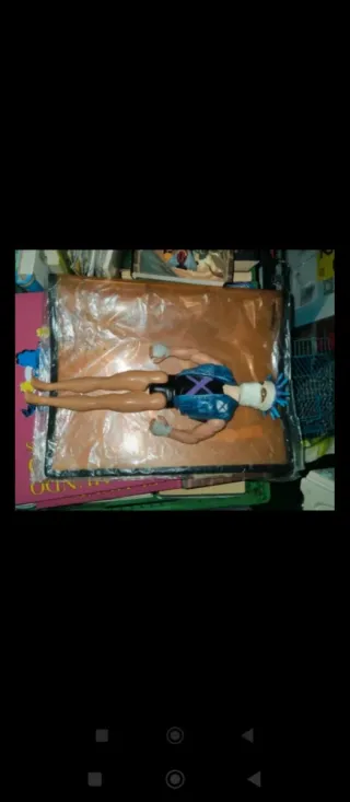 Muñeco articulado con ropa azul y negra