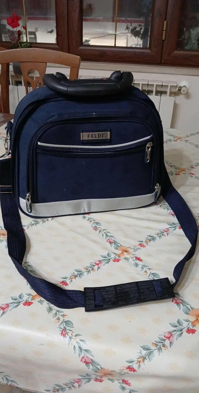 Beauty case da viaggio blu e bianco