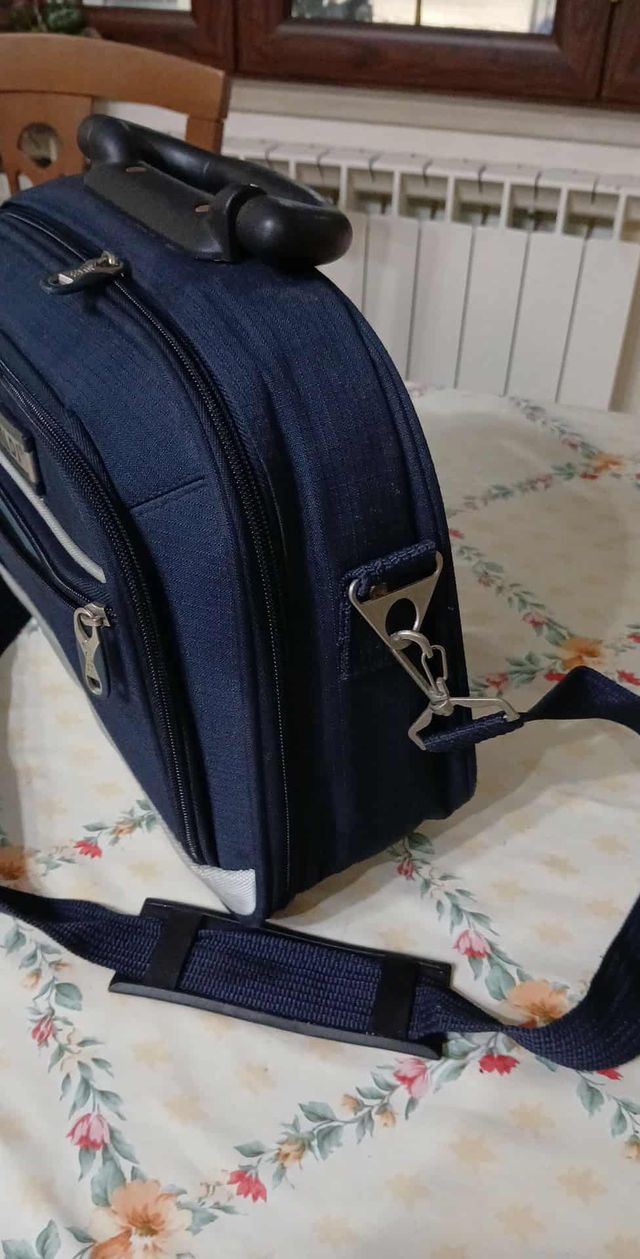 Beauty case da viaggio blu e bianco