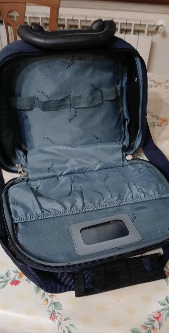 Beauty case da viaggio blu e bianco