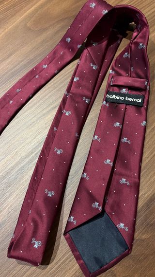 Corbata hombre burdeos con carruajes
