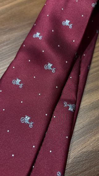 Corbata hombre burdeos con carruajes
