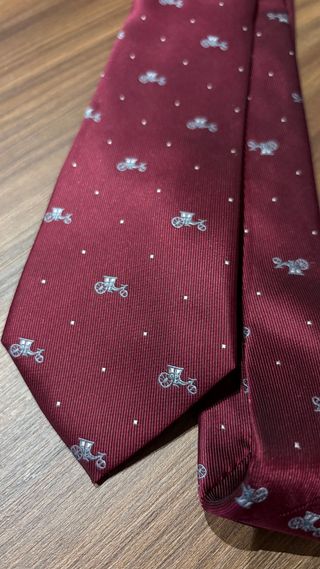Corbata hombre burdeos con carruajes