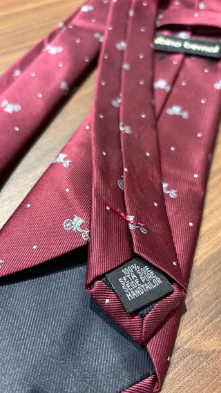 Corbata hombre burdeos con carruajes