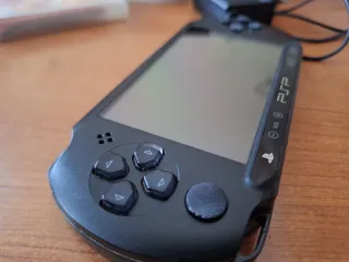 PSP Street + Funda + Caja + Cargador + 9 juegos.