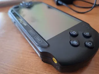PSP Street + Funda + Caja + Cargador + 9 juegos.