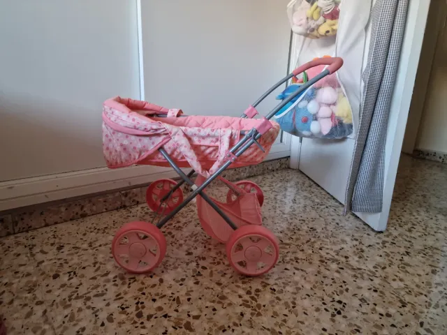 Carrito de bebé rosa con estampado floral